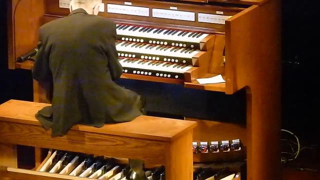 THE CORRECT WAY TO PLAY PEDAL ON THE ORGAN. смотреть онлайн