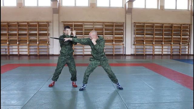 Упражнение 27. Обезоруживание противника при ударе пехотной лопатой наотмашь или тычком(НФП-2009) смотреть онлайн