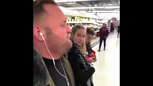 Мужик поющий в наушниках ??? смотреть онлайн