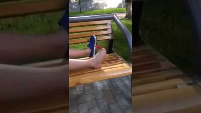 Как крутить спиннер на ноге смотреть онлайн
