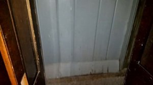 255) Лифт едет с открытыми дверями кабины. 2020 год.