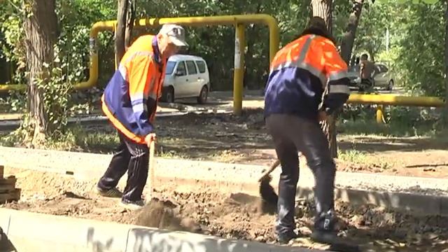 В Куйбышевском районе ремонтируют сквер по улице Зеленой и двор по Пугачевскому тракту смотреть онлайн
