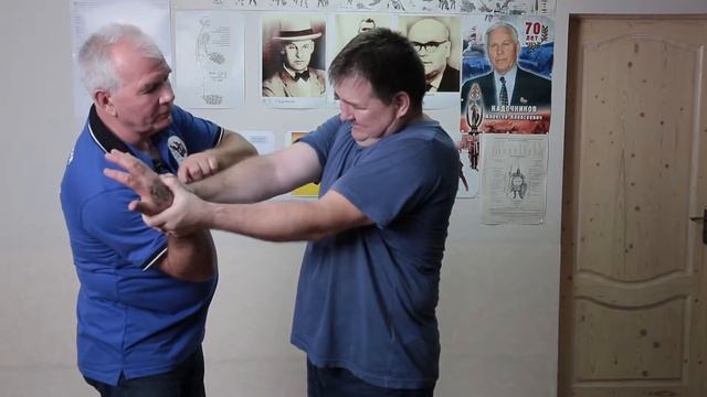 Болевой на кисть. Как можно  действовать если нет опыта.