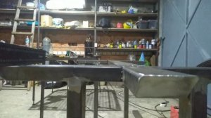 Подстолье из профильной трубы.