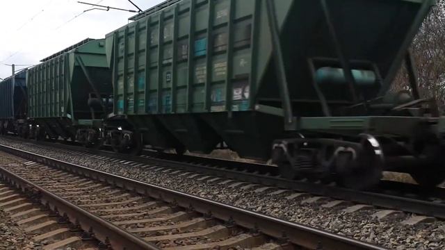 Перезапуск видео. 2ЭС5К-059 в голове грузового поезда на перегоне Раздельная-1 - Еремеевка смотреть онлайн