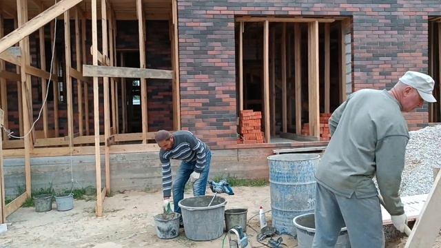 Перевязка кирпичной кладки с газосиликатным блоком. Погода испортилась.