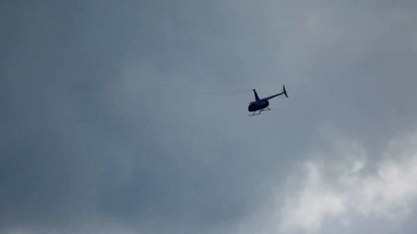 Вертолёт летит  Helicopter हेलीकॉप्टर 直升機 ヘリコプター 헬리콥터 هليكوبتر Hubschrauber Air transport авиа avia