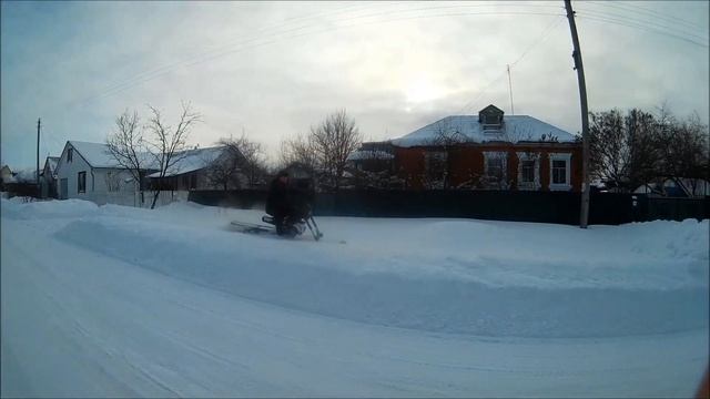 Пит байк с самодельным гусеничным модулем и лыжей, снег по колено смотреть онлайн