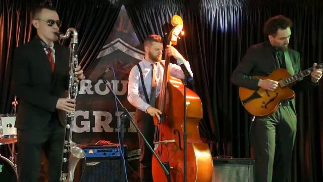 Ebony Trio - Footprints смотреть онлайн