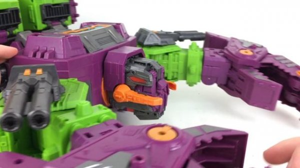 Transformers Earthrise Titan Class Scorponok Review