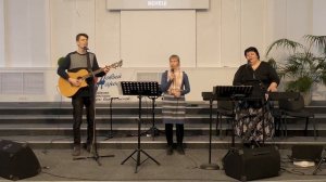 На далёком холме старый крест виден мне...