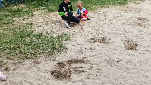 Игры во дворе . смотреть онлайн