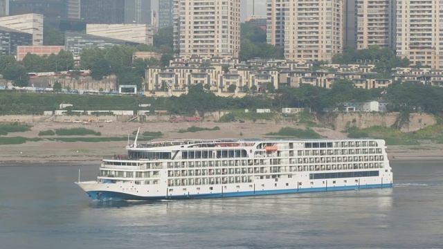 MS Century Legend pulls into Port of Chongqing смотреть онлайн
