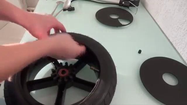Как заменить камеру и покрышку на колесе детской коляски родителям? смотреть онлайн