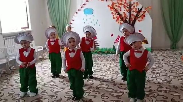 Осенний утренник в саду. Младшая группа. Моему грибочку 3 годика. смотреть онлайн