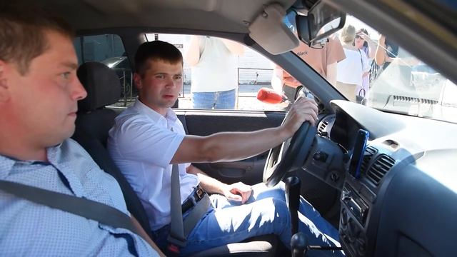 Вологжан с ОВЗ начинают обучать вождению на автомобилях с ручным управлением смотреть онлайн