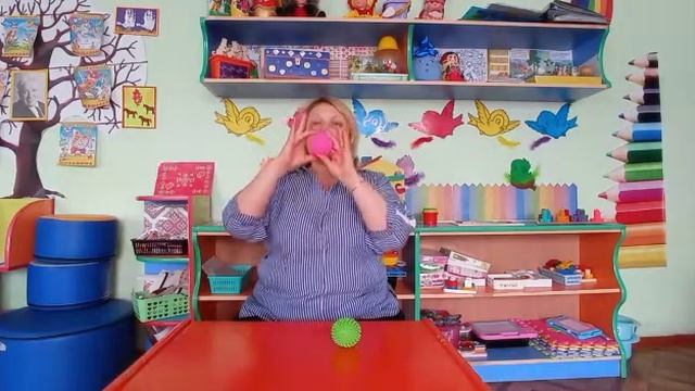 Игра с помощью массажных мячиков для малышей. Кондратьева А.Н. - воспитатель смотреть онлайн