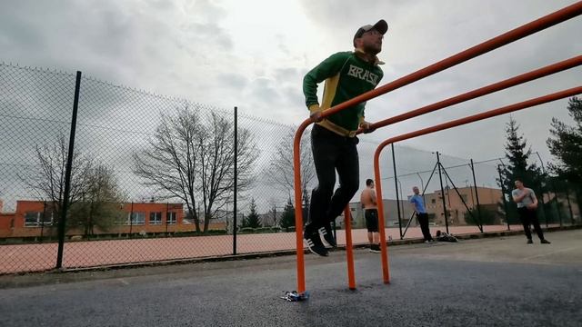 МЕСЯЦ ОТЖИМАНИЙ НА БРУСЬЯХ. ЧТО БУДЕТ С ТЕЛОМ? смотреть онлайн