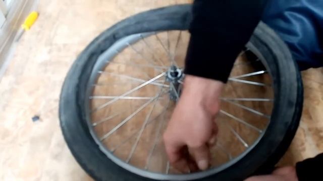 Как установить на велосипед камеру, покрышку правильно накачать смотреть онлайн