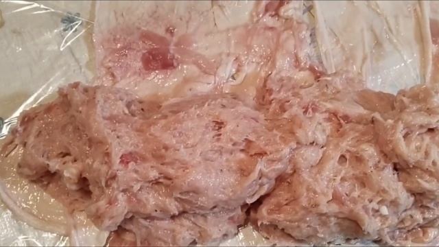 ОГРОМНАЯ палка КОЛБАСЫ из двух курочек! Еще и на котлетки останется ? рецепт в процессе видео ? смотреть онлайн