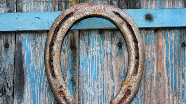 Почему нельзя передавать вещи через порог | Народные приметы смотреть онлайн