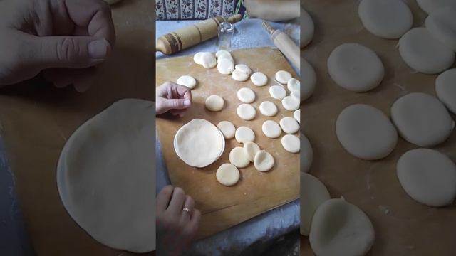 Хинкали по-грузински. Мастер-класс по лепке плиссированных мешочков смотреть онлайн
