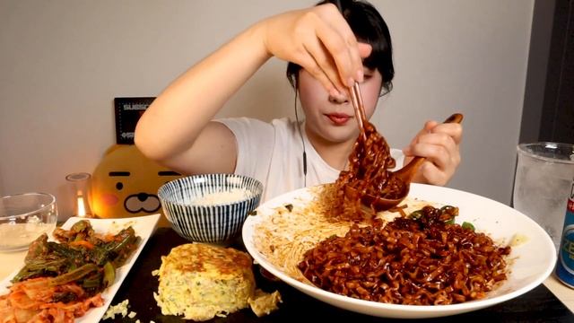 [SUB] 진진짜라 3봉지 고춧가루 팍팍 만두 계란말이 먹방!! ? jjajangmyeon spicy black bean noodle Mukbang eating show ASMR смотреть онлайн
