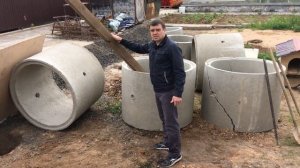 Как перевернуть бетонное кольцо для колодцев.