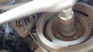 КАК ПРОСТО ОТКРУТИТЬ БОЛТ ШКИВА КОЛЕНВАЛА? How to unscrew the crankshaft pulley nut?