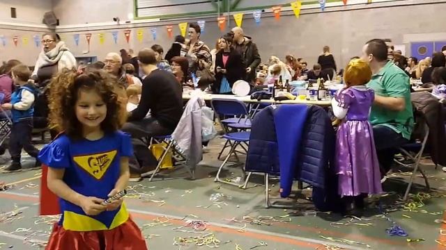 Алис веселится на карнавале //Детский праздник в школе Алис //Супергерои в реальной жизни смотреть онлайн