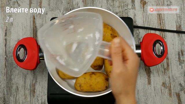Нарезаю мелко все ингредиенты и смешиваю их прямо на противне! Мое любимое блюдо
