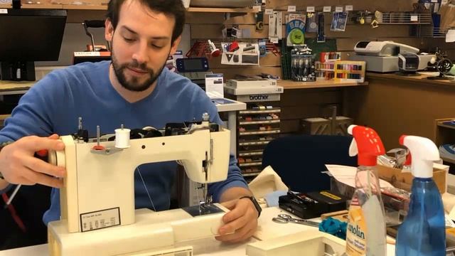 Les réparateurs de machines à coudre très sollicités смотреть онлайн