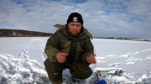 Как правильно одеть (насадить) живца на крючок. Первый ЛЁД! Ловля ЩУКИ на ЖЕРЛИЦЫ)))