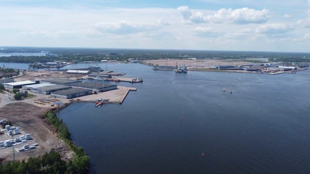 Dji Mini 2 flight looking over the Port of Kotka, Finland on 5.6.2021 смотреть онлайн