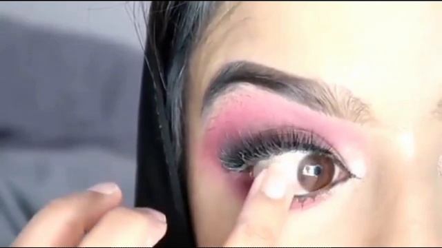 Trying out Queen's Solitaire coloured contacts on dark eyes смотреть онлайн