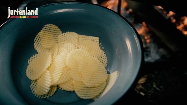 Kochen am Lagerfeuer - Kartoffelchips - Jurtenland смотреть онлайн