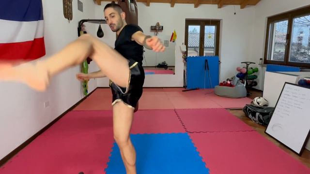 Non fare lo SCEMO a vuoto | 10 esercizi di Muay Thai x CORREGGERTI - shadow boxing workout смотреть онлайн