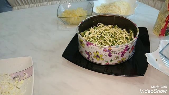 Салат с курицей копчёной,ананасами... смотреть онлайн