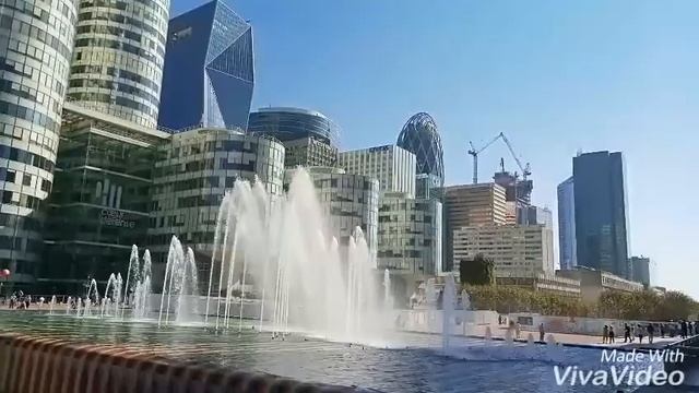 Les fontaines de la défense... смотреть онлайн