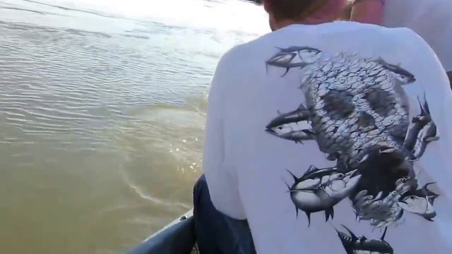 МУЖИК ВЫТЯГИВАЕТ ОГРОМНОГО СОМА В АСТРАХАНЕ !!! смотреть онлайн