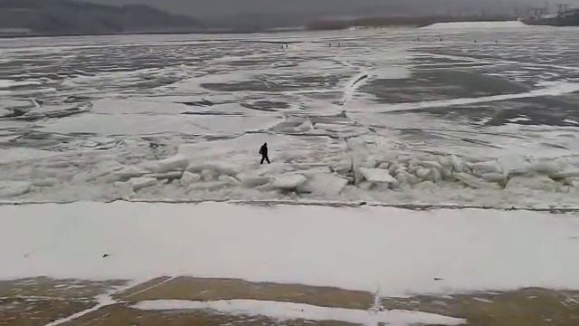 выход рыбака со льда на сливной смотреть онлайн