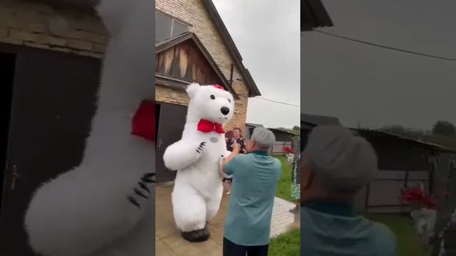 Поздравление сюрприз БОЛЬШОГО БЕЛОГО МИШКИ подарок от сестры Марины на юбилей для Ларисы смотреть онлайн