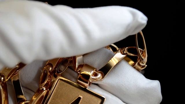 Золотая подвеска из красного золота с гравировкой на цепочке с инициалами плетение Картье