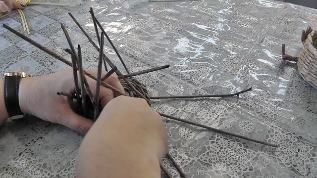 Переход от донышка к стенкам "Стоечка за стоечку". Плетение из газет смотреть онлайн