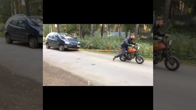 Скутер перетягивает машину! Ну или пытается... смотреть онлайн