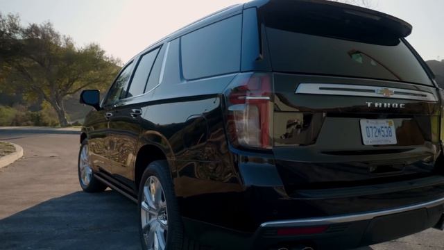 2021 Chevy Tahoe vs. Ford Expedition | Full-Size 3-Row Family SUV Comparison Test смотреть онлайн