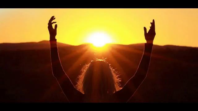 Sungazing: Does It Heal Or, You Know, Make You Blind? смотреть онлайн