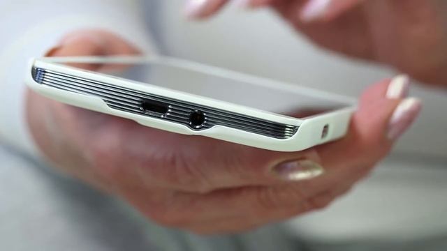 Бабушка сфотографировала случайную семью, но спустя несколько дней это фото показывают по ТВ... смотреть онлайн