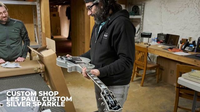 Unboxing a Gibson Custom Shop Les Paul Custom смотреть онлайн