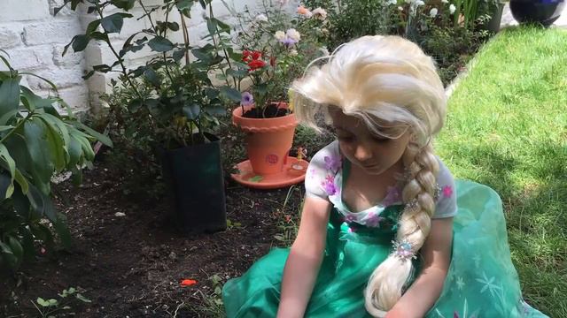 Elsa & Maleficent Are Shrunk Into Lego By Magic - Legoland Day Trip - Princesses In Real Life смотреть онлайн